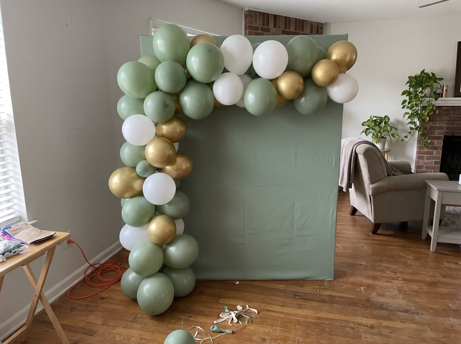 Square backdrop with a garland up one side