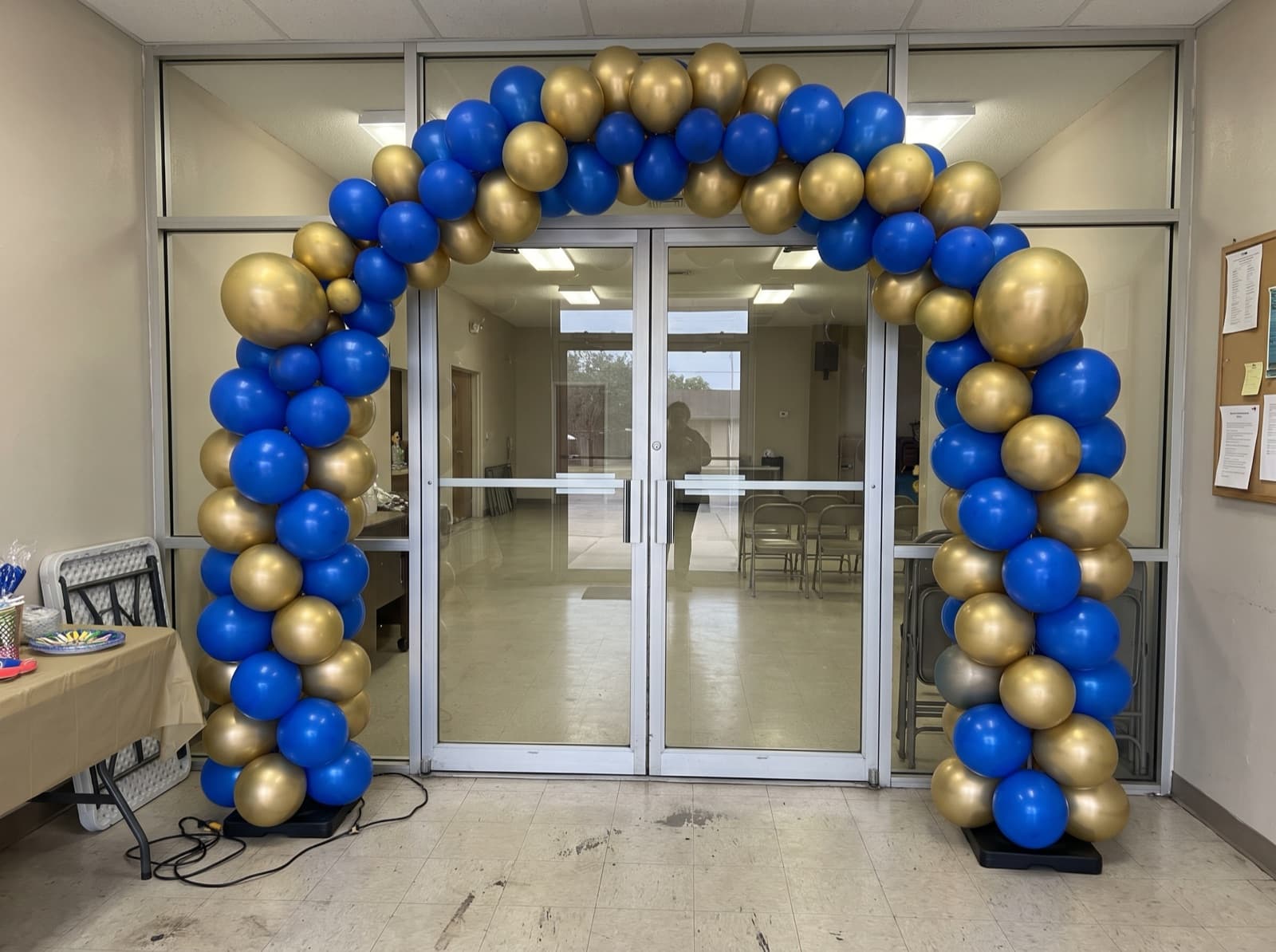 Balloon columns joined by an arch
